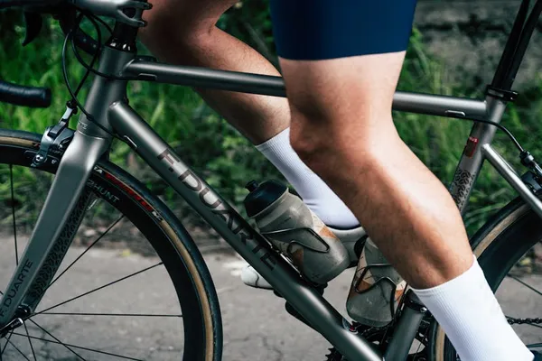 Närbild på cyklistens ben och pedaler under cykling