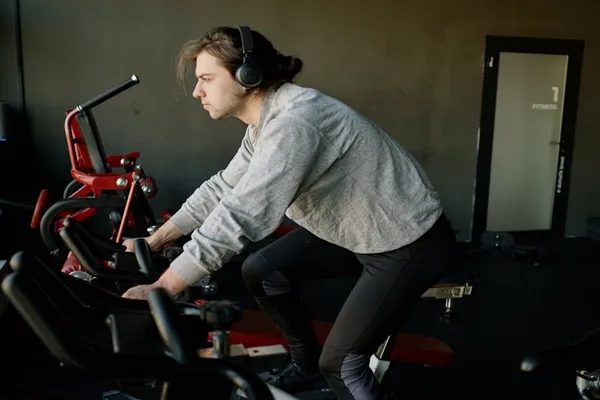Person tränar på motionscykel inomhus