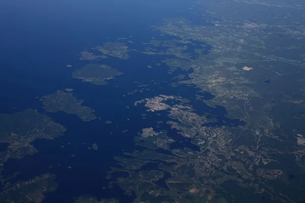 Flygfoto över Blekinge skärgård med öar och kustsamhälle