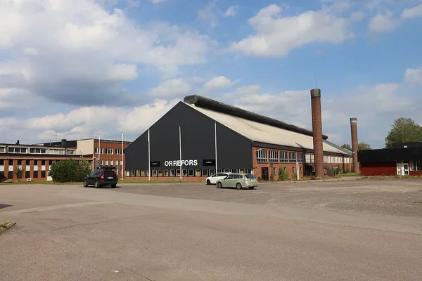 Orrefors glasbruk, stor industribyggnad med skorsten