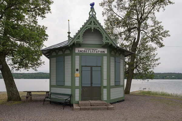 Mariefreds ångbåtsstation i närbild med sjön i bakgrunden
