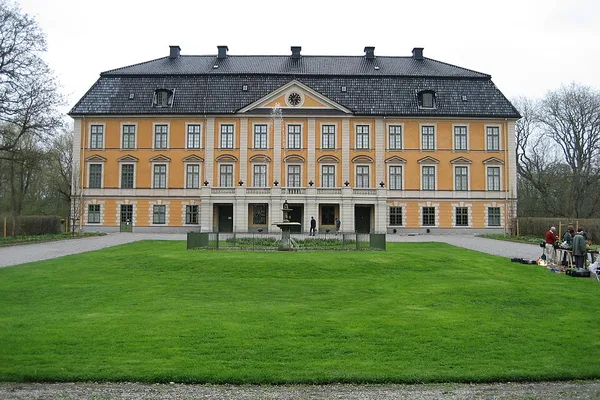 Nynäs slott med sin gula barockfasad och gröna slottsträdgård i Södertörn