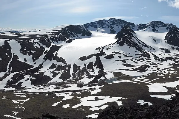 Tarfaladalen med snöklädda fjälltoppar och glaciärer i Norrbottens fjällvärld
