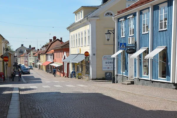 Storgatan i Vimmerby med färgglada trähus och kullerstensgata i sommarsol