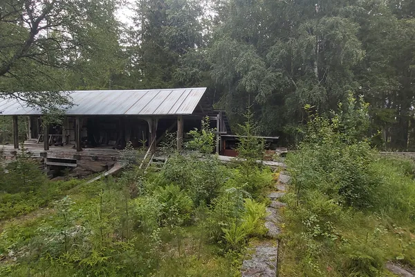 Gammal sågkvarn vid Mångsbodarna längs Vasaloppsleden i sommargrönska